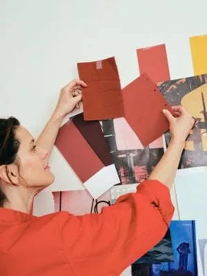 Weniger ist mehr: Erst das konsequente Aussortieren macht aus vielen Ideen ein stimmiges Moodboard. Gesa Hansen empfiehlt, zehn bis 20 aussagekräftige Elemente zu einer klaren gestalterischen Linie zusammenzuführen.
