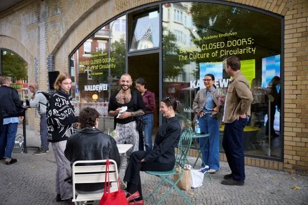 Behind Closed Doors: The Culture of Circularity“ ist Teil der Berlin Art Week und von Currents.Design. Das Festival schafft Raum für den Austausch zwischen Designern, Studios, Galerien, Marken und Institutionen.