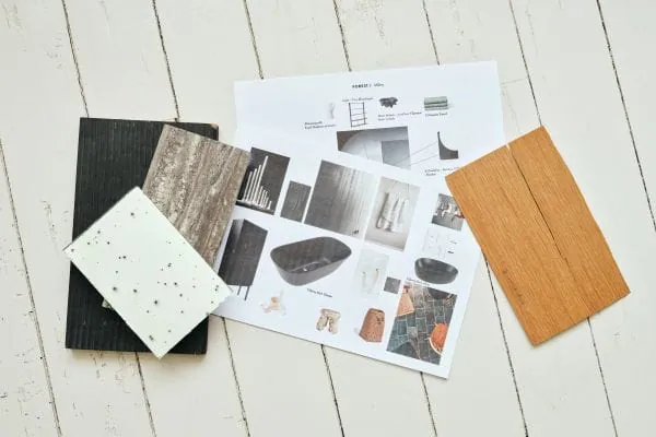 Realitätscheck fürs Moodboard: Echte Materialmuster und unterschiedliche Lichtverhältnisse zeigen, ob Farben und Oberflächen tatsächlich zusammenpassen. Digitale Badplaner helfen zusätzlich, Proportionen und Farbauswahl virtuell zu überprüfen.