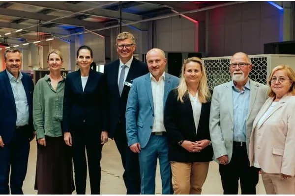 Eröffnung der neuen Produktionsstätte bei SmartHeat in Güstrow: Vertreterinnen und Vertreter des Unternehmens, der IHK zu Rostock und der Landespolitik feierten gemeinsam das 35-jährige Jubiläum. Im Bild u. a. von der SmartHeat Deutschland GmbH: Geschäftsführer André Schreier, Prokuristin Ulrike Lenz und Drs. Schreier, Gründerehepaar der Firmengruppe. (5. bis 8. Personen links)