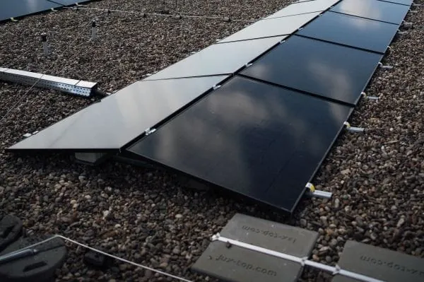 Flachdach-PV-Anlage mit Leistungsoptimierern