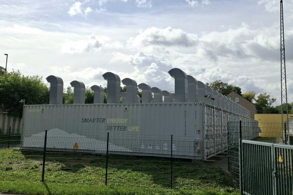 aneinandergereithe Großbatterien mit Luftkanälen auf dem Dach.