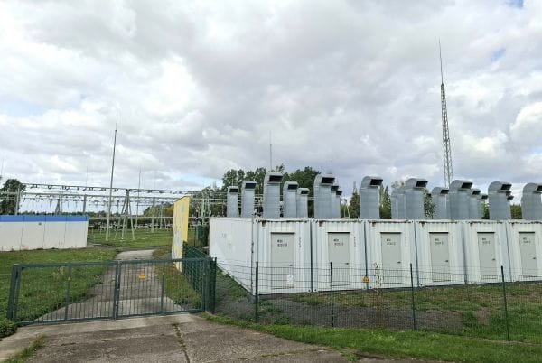 Großbatterien an Umspannwerken: 150 GW mehr PV im Netz möglich