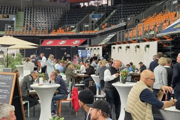Im Catering-Bereich ist der richtige Ort, um in entspannter Atmosphäre miteinander ins Gespräch zu kommen - und ins Geschäft.