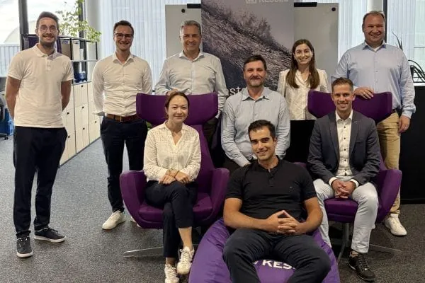 Das Kessel-Projektteam mit den beiden Vorständen Stefan Grenzebach (hintere Reihe, 3. von links) und Alexander Kessel (2. Reihe, Mitte).