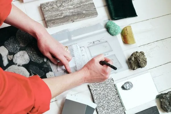Ob Hotel, Restaurant oder Privatbad: Designerin Gesa Hansen entwickelt individuelle Badkonzepte mit einem klaren Gespür für Farben, Materialien und Oberflächen. Ausgangspunkt ist für sie ein durchdachtes Moodboard, das die Gestaltung zu einer persönlichen Geschichte zusammenführt.