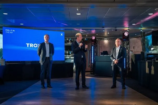 Festlicher Auftakt des Jubiläumswochenendes: Die Vorstände der TROX SE, Udo Jung und Thomas Mosbacher, gemeinsam mit Prof. Dr. Hans Fleisch, Vorsitzender des Stiftungsrates der Heinz Trox-Stiftung, beim Festakt auf dem Rhein.