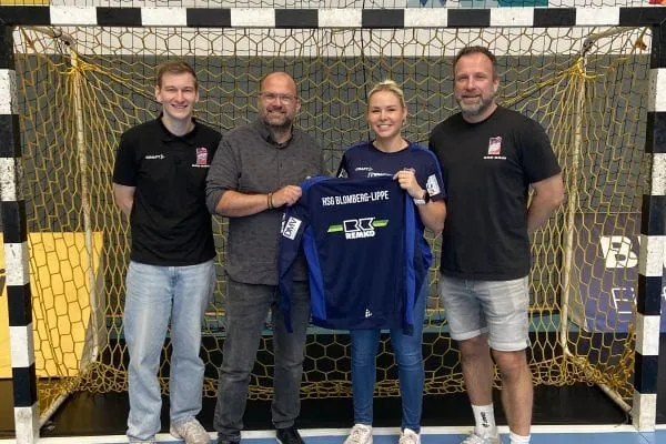 Start der neuen Top-Sponsoring-Partnerschaft zwischen Remko und der HSG Blomberg Lippe: (v. l.) Johannes Hambrügge (Marketing und Vertrieb HSG Blomberg Lippe), Björn Mensenkamp (Leiter Marketing Remko), HSG-Spielerin Lilli Röpcke und Jan-Henning Himborn (Geschäftsführer und Sportlicher Leiter HSG Blomberg Lippe).
