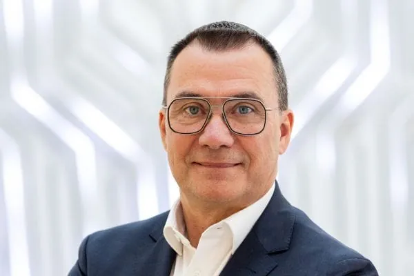 Nach mehr als drei Jahrzehnten bei Viega zieht sich Raimund Zeise aus seiner bisherigen Funktion zurück.