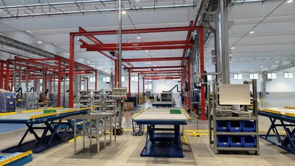 Die Produktionslinien sind so konzipiert, dass Roboter, Cobots und automatisch geführte Fahrzeuge im Sinne der kollaborativen Automatisierung eingesetzt werden.